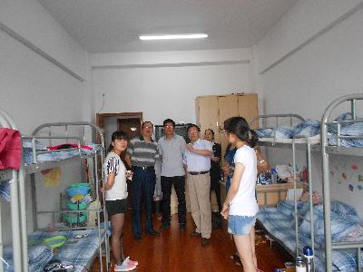 院领导们视察实习生宿舍，了解同学们的住宿及实习情况
